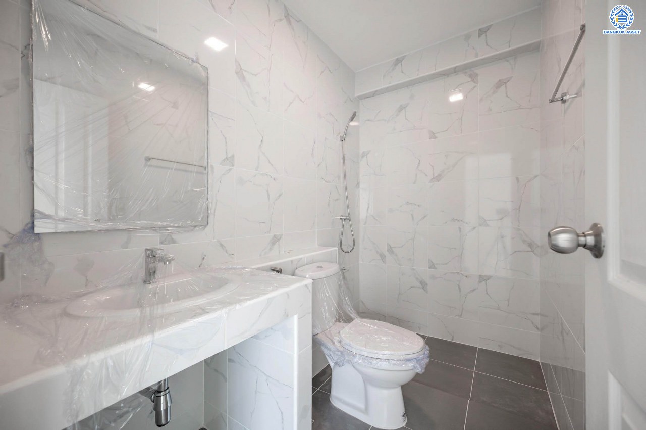 บ้านมือสองตกแต่งใหม่ โครงการ ปริญลักษณ์ วงแหวน-สาทร หลังมุม เนื้อที่ 36.9 ตร.ว. ฟังก์ชัน 3 ห้องนอน 4 ห้องน้ำ 2 ที่จอดรถ ภายในกว้าง พื้นที่ใช้สอยเยอะ บนทำเลเดินทางสะดวก ติดถนนกาญจนาภิเษก เชื่อมต่อถนนเพชรเกษม, ถนนกัลปพฤกษ์ ใกล้รถไฟฟ้าสายสีน้ำเงิน "สถานีหลักสอง"